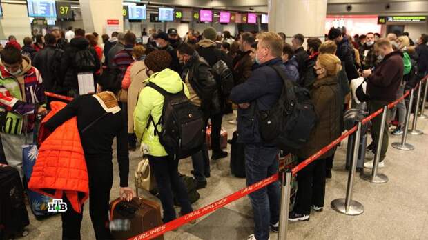 Аншлаг в аэропортах: россияне массово уезжают в отпуск в разгар пандемии