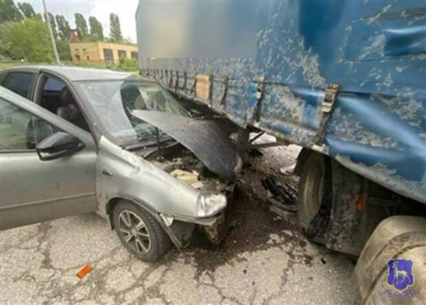 В Тольятти уставший водитель КамАЗа снес Lada Kalina с тремя людьми