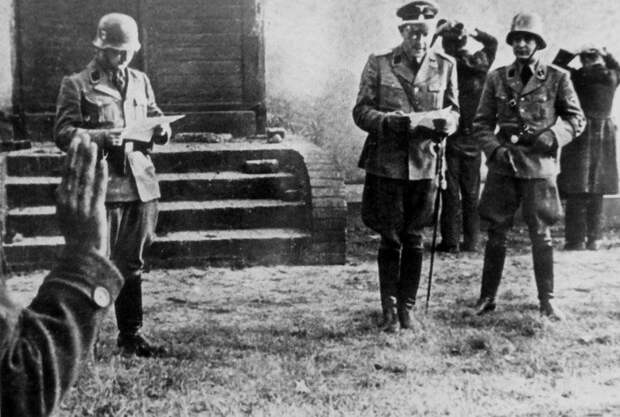 Офицер СС зачитывает смертный приговор, вынесенный военно-полевым судом дезертирам немецкой армии