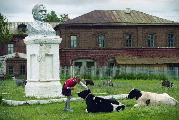 10 фото удивительных приключений памятников Ленину по всему миру