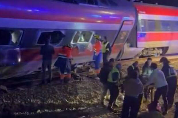 Появилось видео с места схода двух пассажирских поездов с рельсов