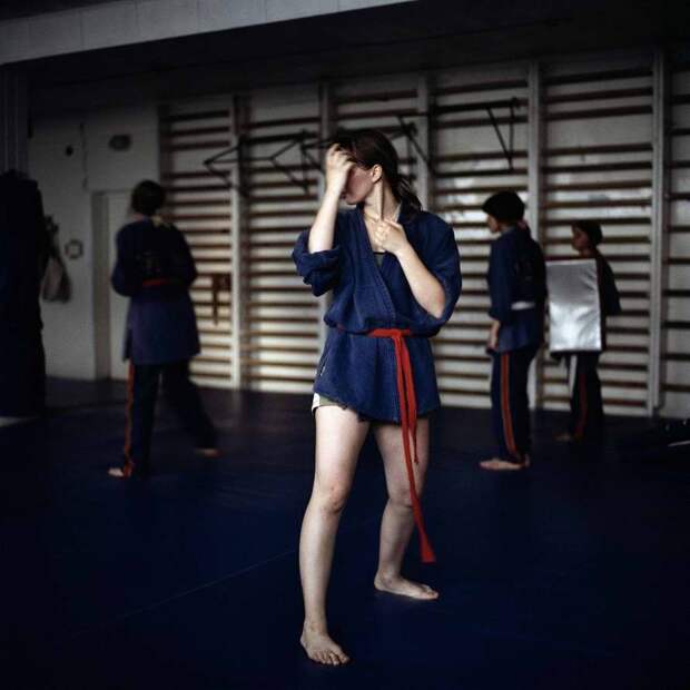 В спортзале во время занятия по рукопашному бою