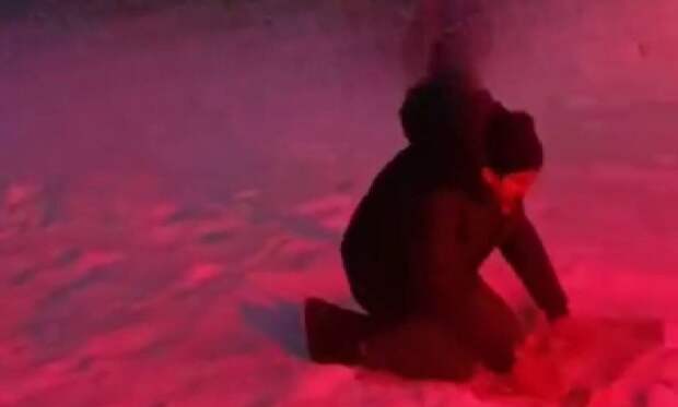 «Открой двери людям, а потом молись»: в Нижневартовске водитель совершал намаз в тридцатиградусный мороз, пока пассажиры ждали у автобуса