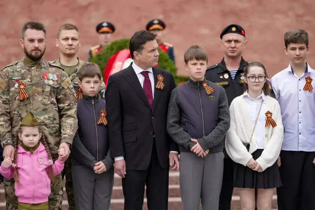 Андрей Воробьев и герои СВО почтили память защитников Отечества у стен Кремля