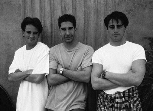 Мэтью Перри, Дэвид Швиммер, Мэтт Леблан (Matthew Perry, David Schwimmer, Matt LeBlanc) во время съемок американского комедийного сериала.