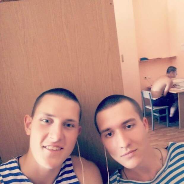 Самое интересное в селфи, как всегда, на заднем плане