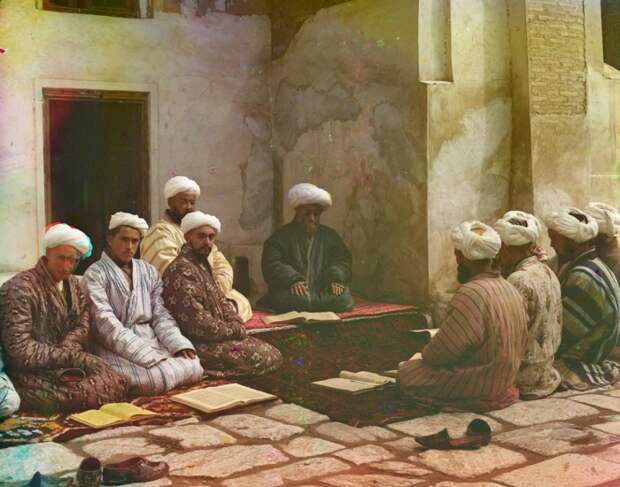 Студенты бухарского медресе в Самарканде в начале 20 века. 