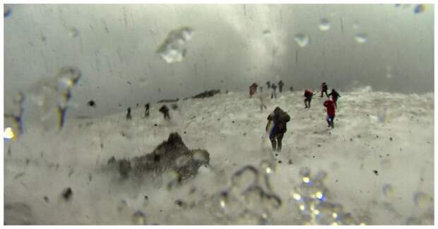 Туристы и съемочная группа BBC попали под извержение сицилийского вулкана BBC, видео, вулкан, сицилия