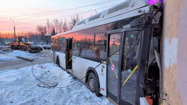 В Великом Новгороде автобус с пассажирами врезался в многоквартирный дом