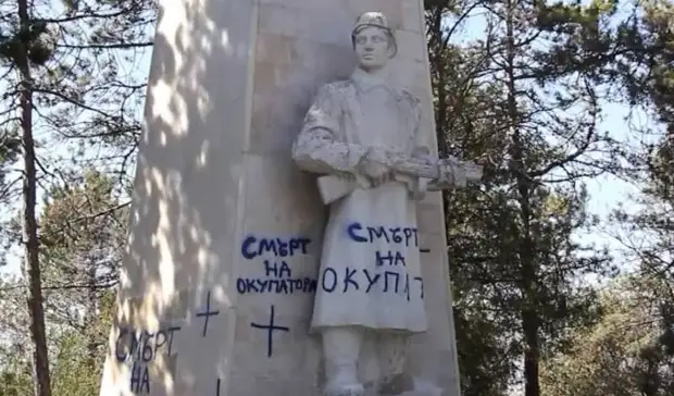 В Литве облили краской памятник советским воинам