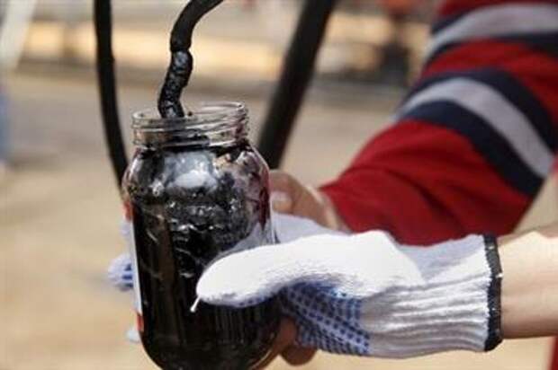 Oilfield workers collect a crude oil sample at an oil well operated by Venezuela&apos;s state oil company PDVSA, in the oil rich Orinoco belt, near Morichal at the state of Monagas April 16, 2015. Venezuela has launched talks this month on a novel plan to blend the country&apos;s heavy crude with light oil from other OPEC allies, seeking to create a new variety that can compete against swelling U.S. and Canadian supplies. The proposal, which would expand on a pilot scheme involving Algerian oil last year, envisions supplying refineries built for medium-grade crudes rather than the light oil that has become plentiful as a result of the North American shale boom, said the head of state oil company PDVSA, Eulogio del Pino. Picture taken on April 16, 2015. REUTERS/Carlos Garcia Rawlins 