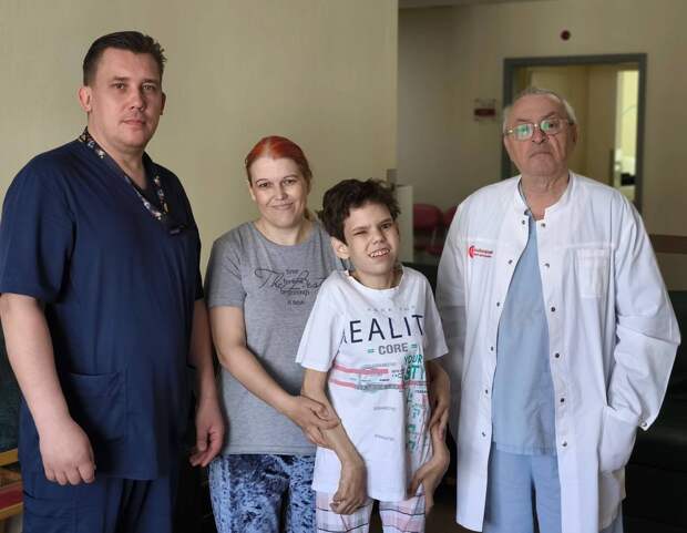 В ФГБУ «Новосибирский НИИТО им. Я.Л. Цивьяна» МЗ на очередной этап лечения поступила пациентка с паралитической сколиотической деформацией. Диагноз установили ещё в возрасте года и трех месяцев. У пациентки также ДЦП, задержка физического и умственного развития, атрофия зрительного нерва, хроническая дыхательная недостаточность и шестипалость.