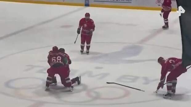 Лукашенко пошутил о своем падении на лед: бей своих, чтобы чужие боялись