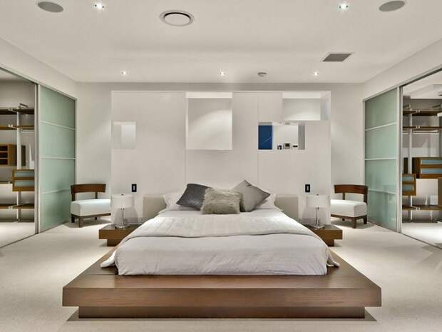 Прекрасный светлый интерьер спальной, что вдохновит нестандартной кроватью.