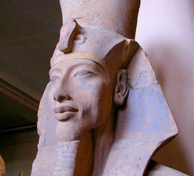 Akhenaten_statue