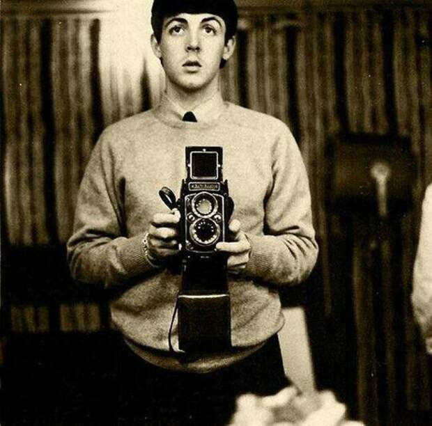 Молодой Пол Маккартни снимает селфи, глядя в зеркало (1959) история, ретро, фото, это интересно