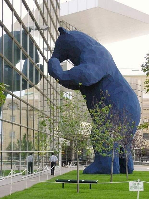 На втором месте 15-метровая скульптура медведя, заглядывающего в окна (местоположение неизвестно).