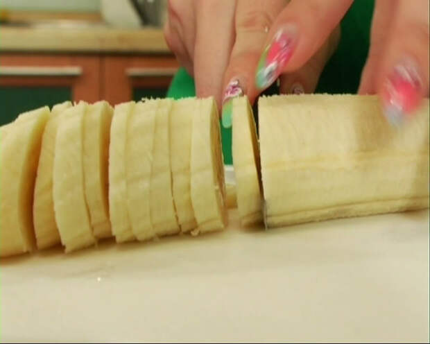 Чистим и нарезаем тонкими кружочками бананы.