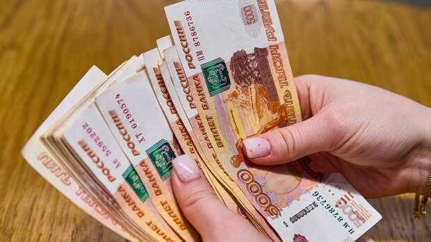 Названы самые популярные у мошенников российские купюры