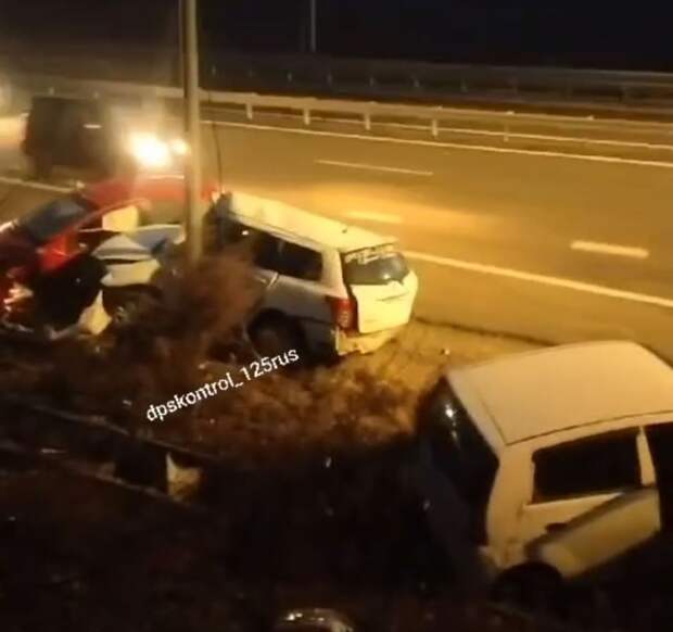 Заносит одного за другим. Во Владивостоке скользкая дорога привела к массовому ДТП