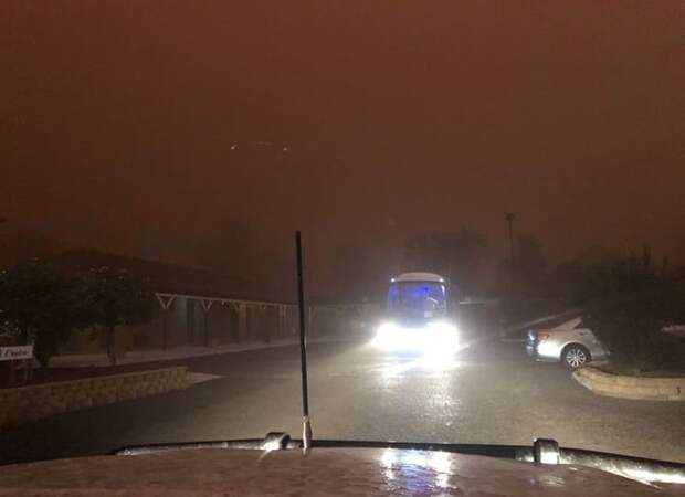 Пока мама снимала апокалипсис, дочь бросилась в центр бури. Всё обошлось, а малышка получила эпичнейшее фото