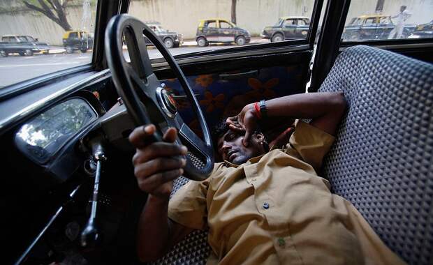 Послеобеденный сон у таксиста в Мумбаи