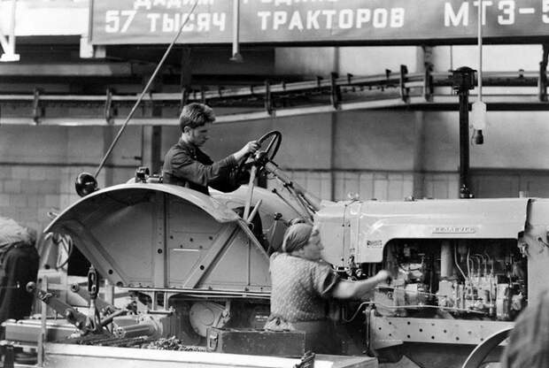 Трактор малогабаритный МТ-3 предназначен для механизации работ в строительстве, дорожно-коммунальном или сельском хозяйстве. СССР, 1960-е годы. Трактор малогабаритный МТ-3 предназначен для механизации работ в строительстве, дорожно-коммунальном или сельском хозяйстве. СССР, 1960-е годы.