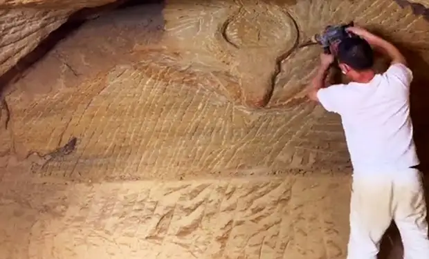 Мужчина выдолбил в горе каменную нору, а потом за год превратил ее в настоящий дом