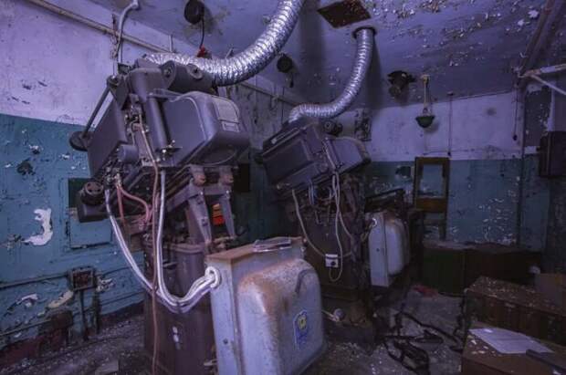 Два старых кинопроектора среди клубка проводов и старых пленок (Clay Theater, Новый Орлеан). | Фото: id.foursquare.com. Два старых кинопроектора среди клубка проводов и старых пленок (Clay Theater, Новый Орлеан). | Фото: id.foursquare.com.