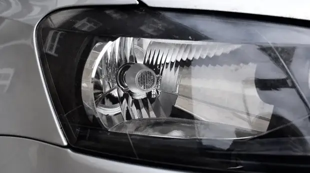 На автодороге «Санкт-Петербург–Псков» водитель «Мерседеса» разбился насмерть и покалечил мужчину