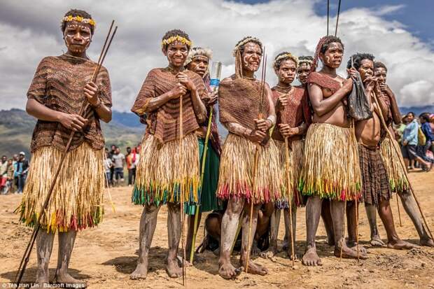 Это племя в Индонезии до сих пор живет по первобытным законам! антропология, дикие люди, интересно, племена