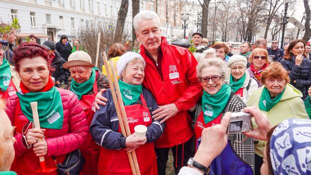 Фото открытых источников    Счастливые московские пенсионеры и их мэр.