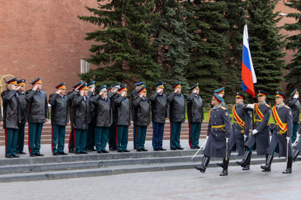 Члены коллегии Минобороны России возложили венки и цветы к Могиле Неизвестного Солдата у Кремлевской стены