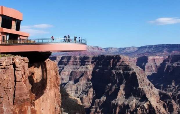 Смотровая площадка Grand Canyon Skywalk над Большим каньоном реки Колорадо Смотровая площадка Grand Canyon Skywalk над Большим каньоном реки Колорадо