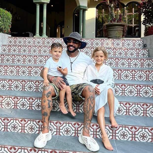 Тимати поделился редкой совместной фотографией с дочерью и сыном