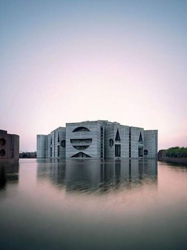 Впечатляющая архитектурная композиция Национальной Ассамблеи в Дакке стала главной работой жизни гениального Луиса Кана (Бангладеш). | Фото: re-thinkingthefuture.com.
