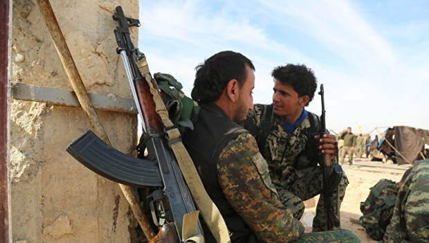Бойцы Демократических силы Сирии (SDF) в деревне недалеко от Ракки. Архивное фото
