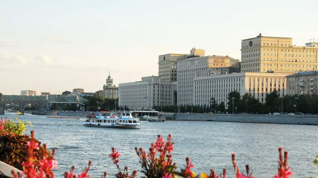 Канал «КОТЕЛ №6» сообщил о бегстве людей в форме из здания Минобороны на Фрунзенской набережной