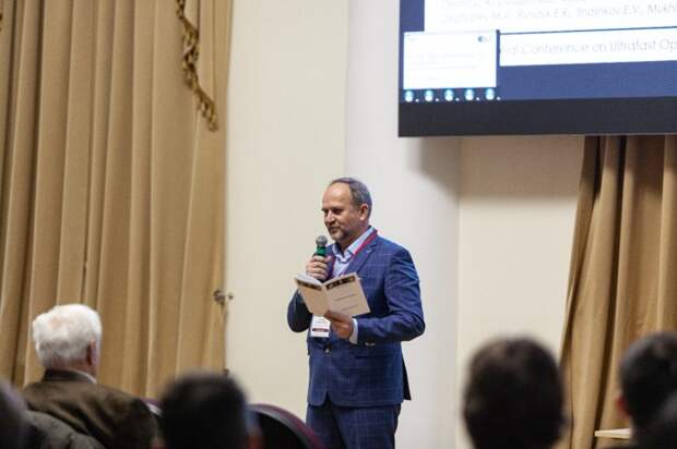 Вступительное слово руководителя Лаборатории нанофизики и биомедицины Центра лазерных и нелинейно-оптических технологий ОКРФ ФИАН С.И. Кудряшова. Источник фото: ФИАН