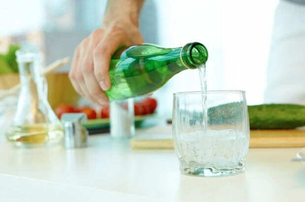 Врач Кондрахин призвал не запивать таблетки газированной водой