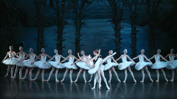 Украинским артистам пригрозили фронтом за исполнение "Лебединого озера"