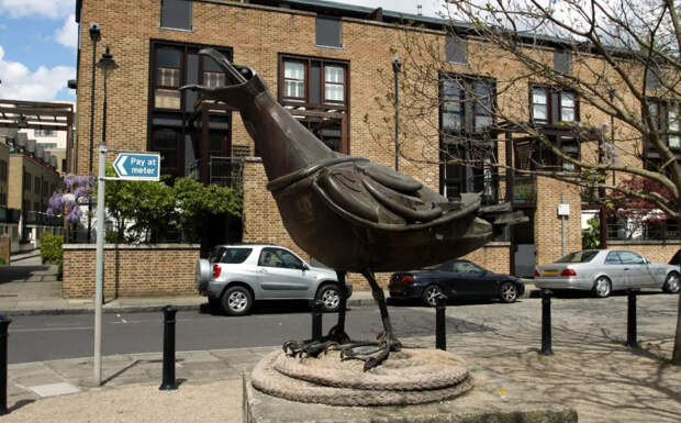 Два памятника… чайкам!