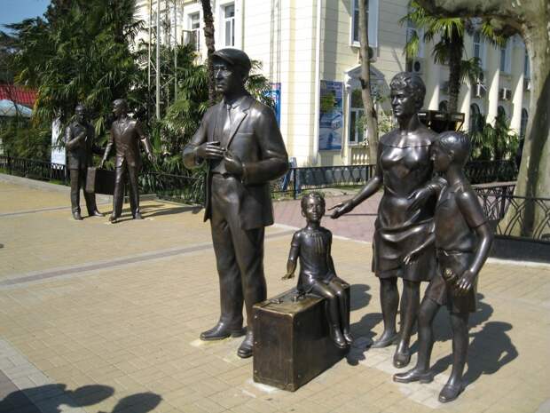 39 Памятник героям фильма «Бриллиантовая рука» (семья Горбунковых) в Сочи