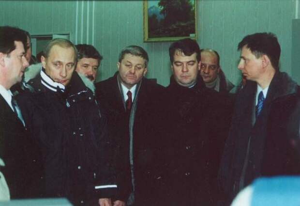 Дмитрий Медведев спит закрыли глаза, политики спят, удачный кадр