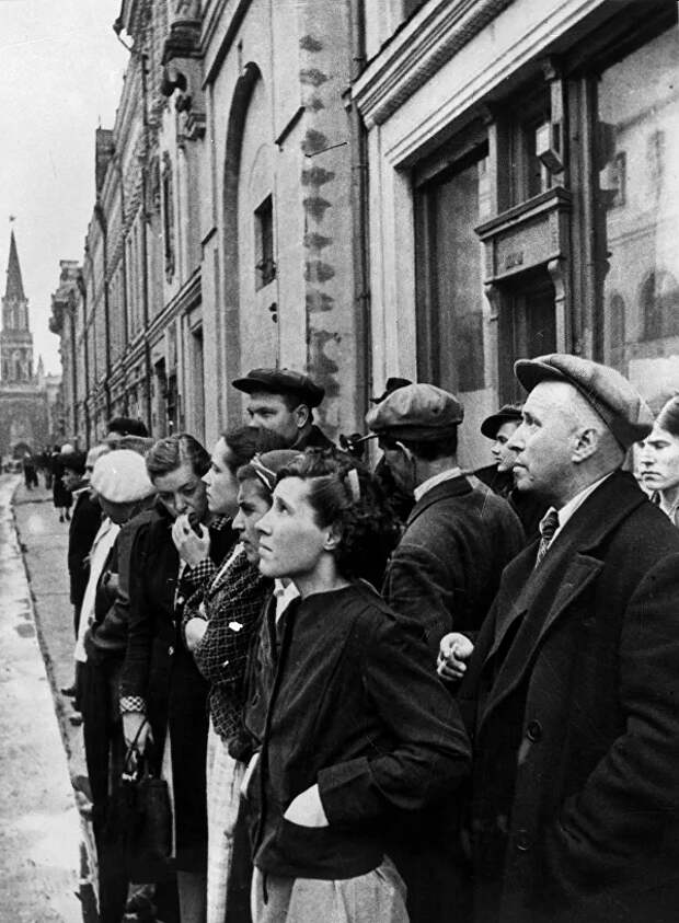 Жители столицы 22 июня 1941 года во время объявления по радио правительственного сообщения о вероломном нападении фашистской Германии Жители столицы 22 июня 1941 года во время объявления по радио правительственного сообщения о вероломном нападении фашистской Германии