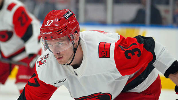 Гол и передача Свечникова помогли «Каролине» обыграть «Тампу»