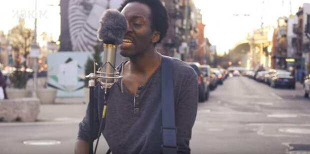 Видео: музыкант исполняет песню "Гражданской обороны" в центре Нью-Йорка