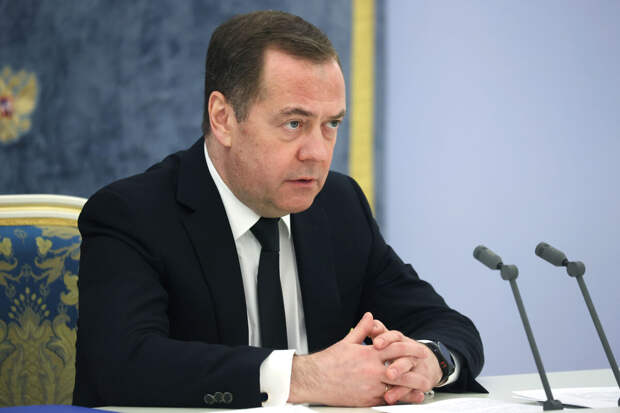 Медведев призвал Шольца и Макрона уйти в отставку после выборов в Европарламент