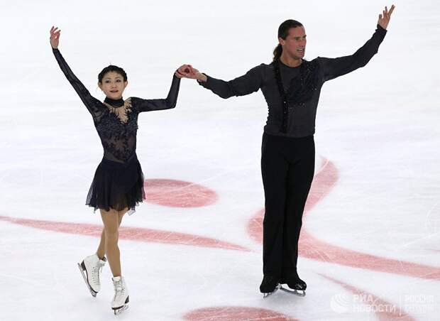 Александр Смирнов и Юко Кавагути выступают в произвольной программе танцев на льду на турнире Мордовский орнамент