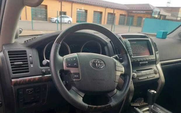 Почти новый Land Cruiser 2009 года выставили на продажу в России: цена удивит